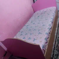 تخت یک نفره. رنگ صورتی