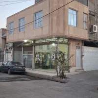 سه مغازه به همراه یک واحد مسکونی