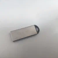 دو عدد فلش ۶۴ و ۱۶