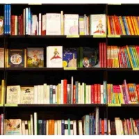 متقاضی کار  در کتابخانه