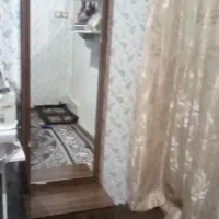 یک عدد اینه و کمد پایین کشو