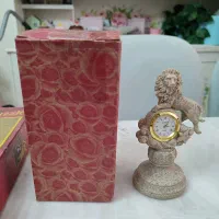 ساعت رومیزی مجسمه ماه تولد شیر مرداد و عقرب آبان