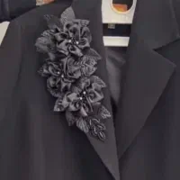گل سینه لباس