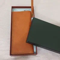 کیف پول و دسته چک