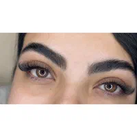 نیازمند مدل اکستنشن مژه بدون اسیب به مژه طبیعی