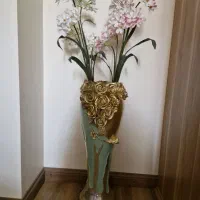 گلدان کنار سالنی
