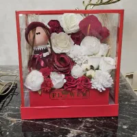 باکس گل شیشه ای همراه عروسک