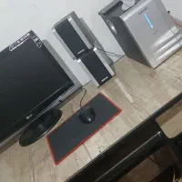 کامپوتر و میز و صندلی