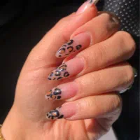 کاشت ناخن حرفه‌ای تخفیف ویژه طراحی رایگان