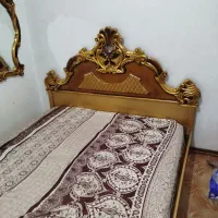 تخت دو نفره همراه با تشک و آئینه