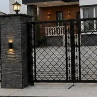 درب پارکینگ و نفرر ارتفاع ۲ متر عرض مجموعا ۳ متر