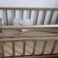 تخت کودک کنار مادر