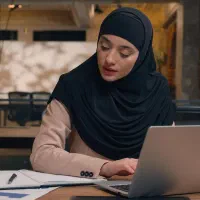 دانشجو یا فارغ‌التحصیل اقتصاد و مدیریت مالی