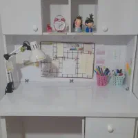 میز تحریر همراه کتابخانه