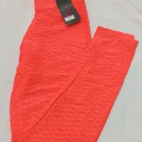 فروشنده خانم برای فروش لباس تو خونه خودش