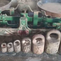 یک عدد ترازوی ۲۰ کیلوی چدنی و سنگها