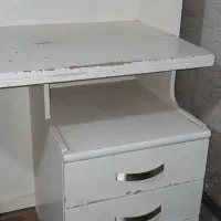 کتابخانه و میز تحریر