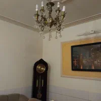ساعت ایستاده کنار سالنی
