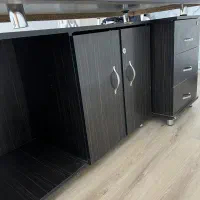میز تحریر و‌کامپیوتر