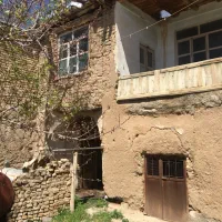 خونه قدیمی همراه با جوی آب در شهر نیر