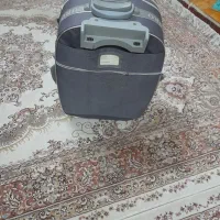 دوتا چمدان قهوه‌ای وخاکستری