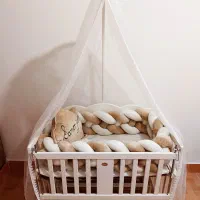 تخت گهواره ای کنار مادر