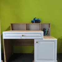 میز تحریر و کتابخانه