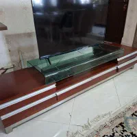 میز تلویزیون چوب و شیشه با دستگیره استیل