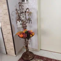 میوه خوری پایه دار کنار سالنی