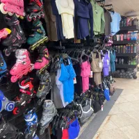 فروشنده خانوم فروشگاه پوشاک و تجهیزات ورزشی