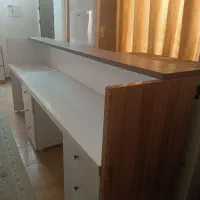 میز کانتر . چند عدد چوب.