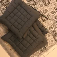 نشیمن روی زمین و ماشین طوسی