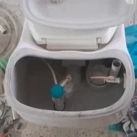 توالت فرنگی در حد نو فقط درپشت ترک خورده