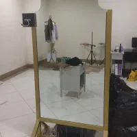 آینه قدی با پایه فلزی طلایی رنگ