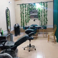 میزناخن به همراه دوعدد صندلی وپرده