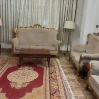 مبل هفت نفره همراه دو عدد عسلی کنار مبل