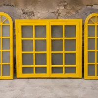 پنجره چوبی سالم