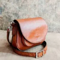 کیف چرم و مقداری چرم طبیعی