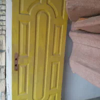 مبل راحتی و درب چوبی