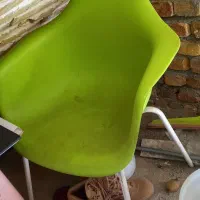 صندلی و چهار پایه