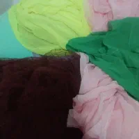 تعدادی پارچه مغازه را جمع کردم