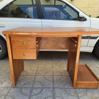 میز چوبی کارکرده تمیز