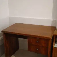 میز چوبی سالم و تمیز
