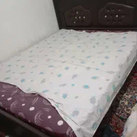 تخت وکمد چوبی