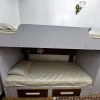 تخت دو طبقه سفارشی در حد نو با کتابخانه