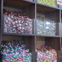 فروشنده خانم آجیل و خشکبار