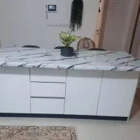 کابینت و گاز و سینک و جزیره(کانتر) و صندلی جک دار