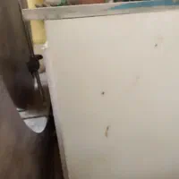 یک کابینت با سینک نو فقط خاک خورده بدون پوسیدگی