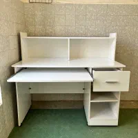 میز تحریر و کامپیوتر