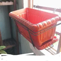 یک گلدان بزرگ وفرفوژه نرده ای دوعدد
